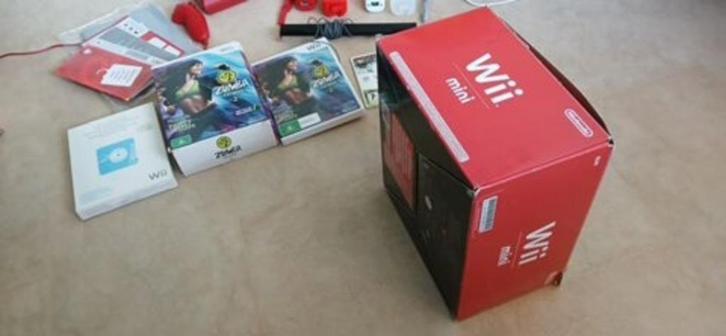 Nintendo Wii Rood mini nog in doos., Spelcomputers en Games, Spelcomputers | Nintendo Wii, Zo goed als nieuw, Met 2 controllers