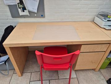 Bureau met stoel beschikbaar voor biedingen