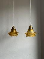 Vintage set 2 gele roos mat glazen hanglamp bloem sier, Huis en Inrichting, Lampen | Hanglampen, Minder dan 50 cm, Glas, Ophalen of Verzenden