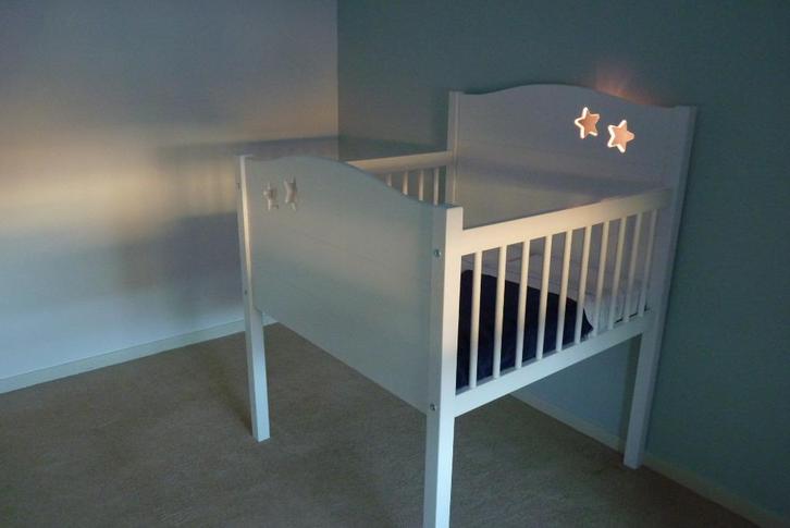 Tweelingwieg Sterretjes Te Huur / Te Koop, Kinderen en Baby's, Tweelingen en Meerlingen, Zo goed als nieuw, Box, Bedje of Wieg