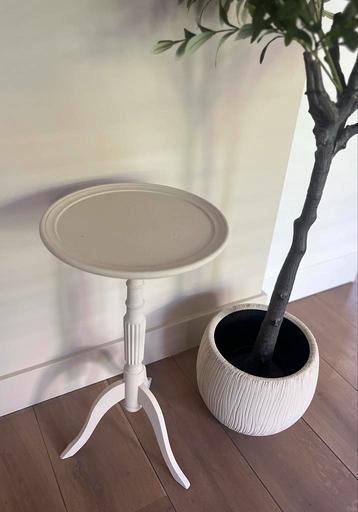 Beige Bijzettafel beschikbaar voor biedingen