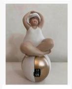 Prachtig beeld dikke dame op bal, polyresin, 20 cm, Verzamelen, Beelden en Beeldjes, Ophalen of Verzenden, Nieuw, Mens