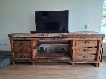 Vintage werkbank beschikbaar voor biedingen