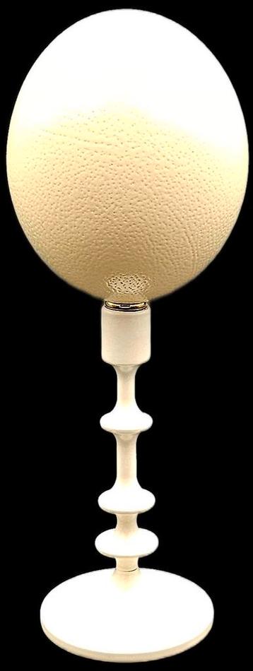 Struisvogel ei op metalen voet beschikbaar voor biedingen