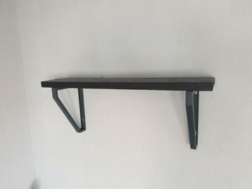 Twee zwart kleurige wandplanken plank met dragers   beschikbaar voor biedingen