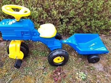 Traktor met kar beschikbaar voor biedingen