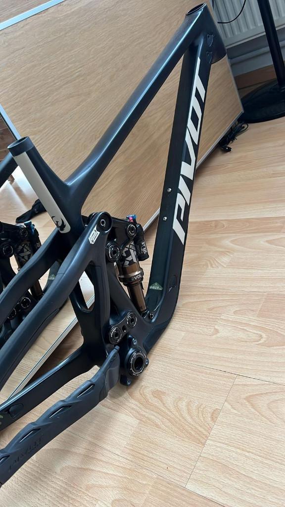 Pivot Switchbale 2025 frameset, Fietsen en Brommers, Fietsonderdelen, Zo goed als nieuw, Mountainbike, Frame, Ophalen of Verzenden