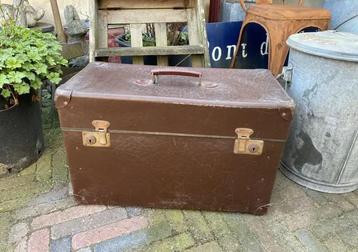 Grote doorleefde vintage koffer beschikbaar voor biedingen