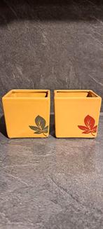 2 Kleine Okergele Bloempotjes met Bladmotief, Tuin en Terras, Bloempotten, Ophalen, Vierkant, Binnen, Zo goed als nieuw
