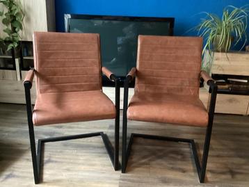 2  nieuwe eetkamer stoelen beschikbaar voor biedingen