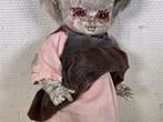 A893. Unieke Horror-Doll, enge pop, baby met geniette ogen, Verzamelen, Poppen, Gebruikt, Ophalen of Verzenden, Pop