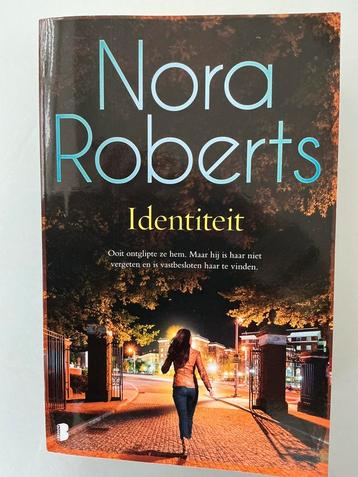 Identiteit.Nora Roberts beschikbaar voor biedingen