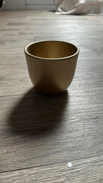Kleine gouden bloempot beschikbaar voor biedingen