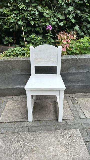 Houten kinderstoeltje beschikbaar voor biedingen