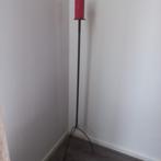 Hoge zwarte kandelaar met rode kaars, Huis en Inrichting, Woonaccessoires | Kandelaars en Kaarsen, Ophalen, Gebruikt, Rood, Kandelaar