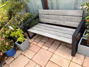 Metalen zijkanten en hardhouten planken tuinbank beschikbaar voor biedingen