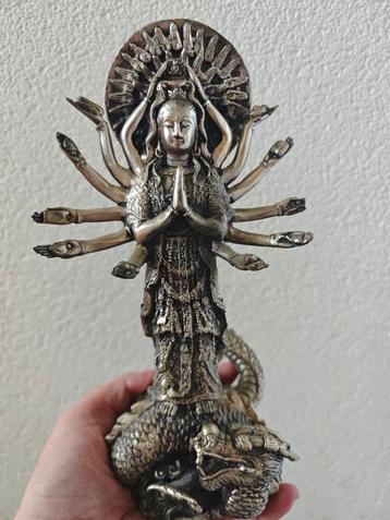 Kwan Yin op draak, duizend handen en ogen beschikbaar voor biedingen