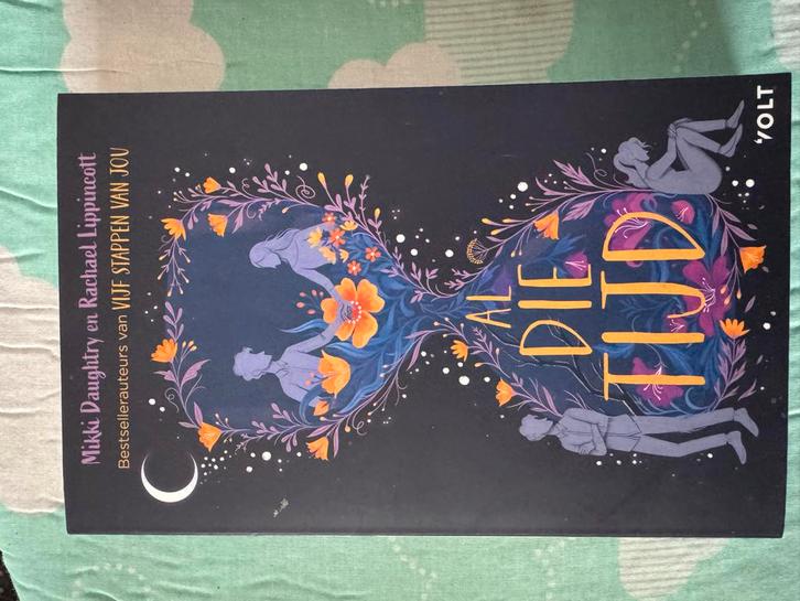 Al Die Tijd - Mikki Daughtry & Rachael Lippincott, Boeken, Romans, Zo goed als nieuw, Nederland, Ophalen of Verzenden