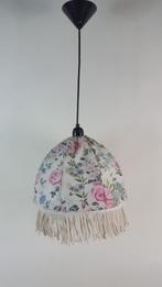 Retro hanglamp, stoffen kap met bloemen, metalen frame. S6