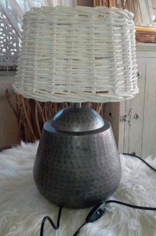 Aparte ronde tafellamp inclusief ovalen Rotan lampenkap, Huis en Inrichting, Lampen | Tafellampen, Zo goed als nieuw, Minder dan 50 cm