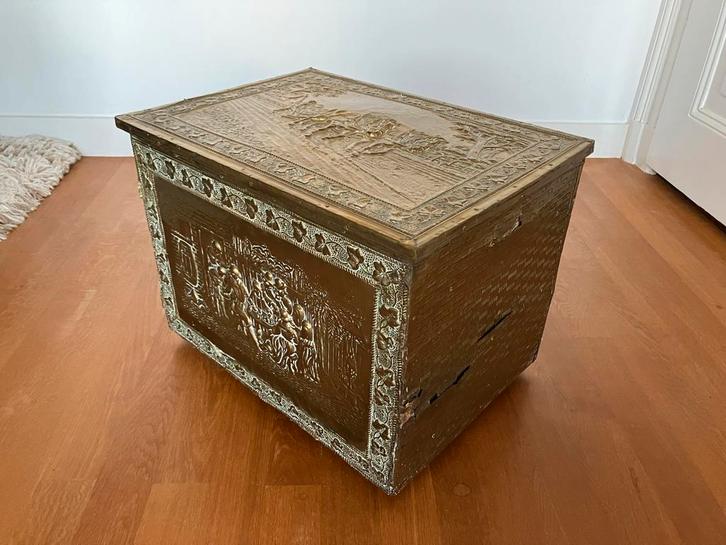 Antieke Engelse Koperen Turfkist met Reliëf, Antiek en Kunst, Antiek | Koper en Brons, Koper, Ophalen of Verzenden