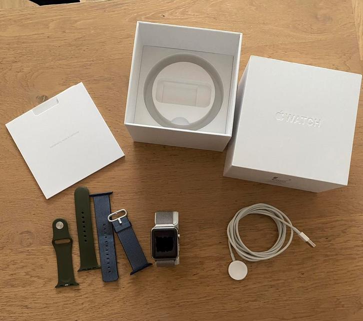 Apple Watch (first gen) 42mm stainless Milanese loop, Sieraden, Tassen en Uiterlijk, Smartwatches, Gebruikt, iOS, Zilver, Afstand