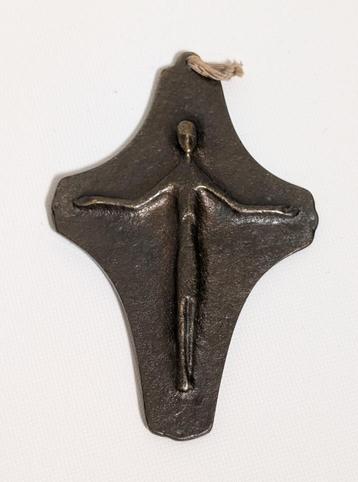 Antieke metalen Crucifix van metaal beschikbaar voor biedingen