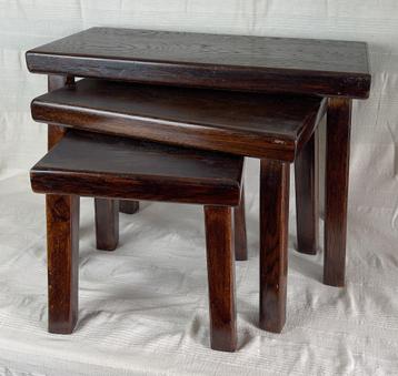 Vintage eiken bijzet tafeltjes beschikbaar voor biedingen