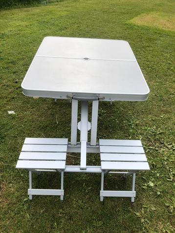 Campingtafel en stoelen beschikbaar voor biedingen
