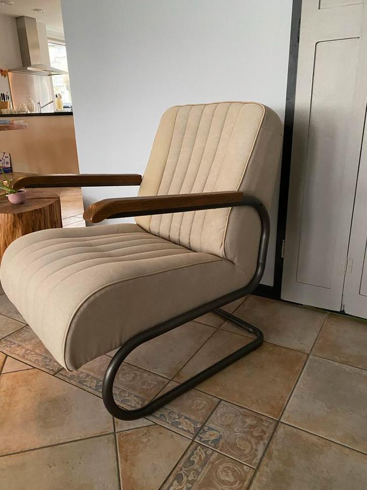 Stevige fauteuil met houten armleuningen, Huis en Inrichting, Fauteuils, 50 tot 75 cm, 75 tot 100 cm, Ophalen