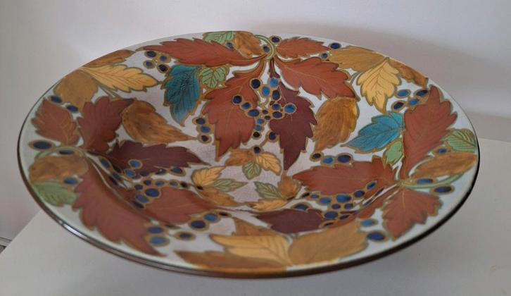 Gouds Plateel Schaal met Bladmotief, Antiek en Kunst, Antiek | Schalen, Ophalen of Verzenden