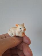 Zittend varken, aardewerk 5x3x3.5cm, Ophalen of Verzenden, Zo goed als nieuw, Boerderijdier, Beeldje of Figuurtje