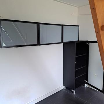 2 Zwarte Kastjes met Melkglas beschikbaar voor biedingen