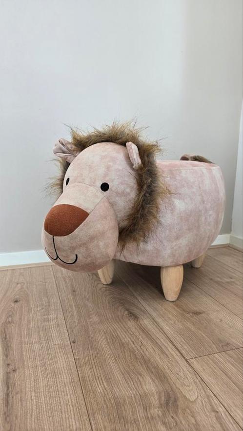 Leeuw Poef - Kinderkamer Decoratie Petite Amelie boekenkastj, Huis en Inrichting, Woonaccessoires | Overige, Zo goed als nieuw