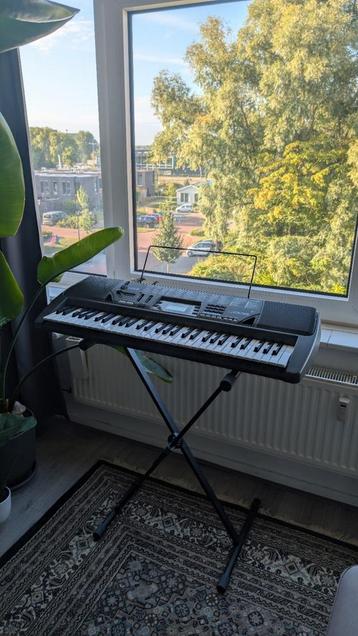 Net keyboard Casio CTK 700 met standaard beschikbaar voor biedingen