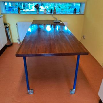 Verrijdbare tafel met houten blad beschikbaar voor biedingen