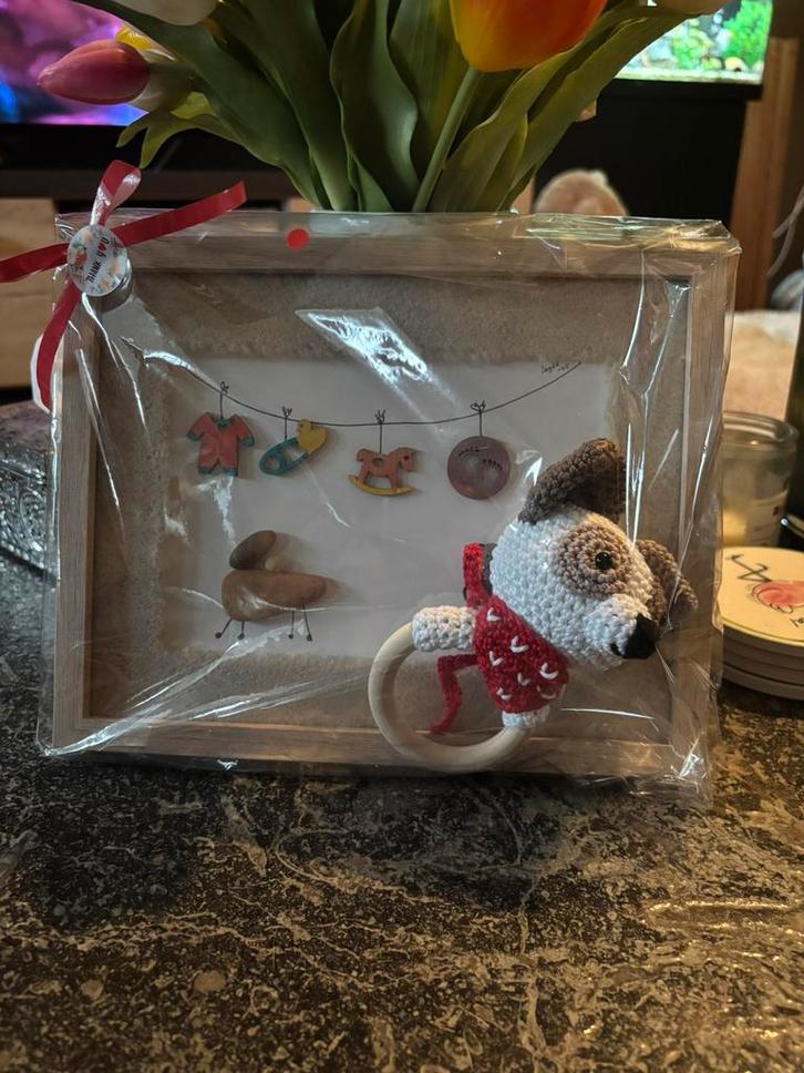 Gehaakt pakketje hond, Kinderen en Baby's, Kraamcadeaus en Geboorteborden, Nieuw, Kraamcadeau, Verzenden