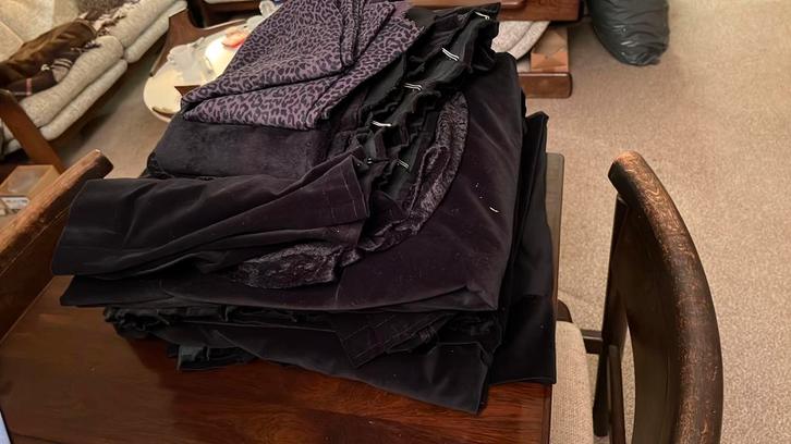 Zwarte velours gordijnen en bedsprei, Huis en Inrichting, Stoffering | Gordijnen en Lamellen, Zo goed als nieuw, 200 cm of meer