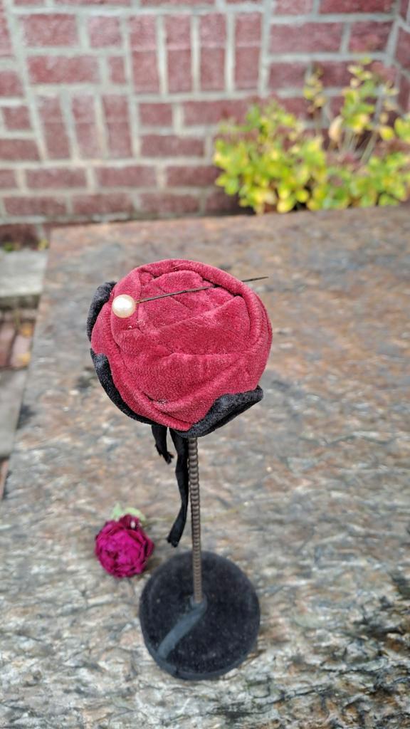 STANDAARDJE VOOR HOEDEN of  HOEDEPENNEN IN DE VORM ve ROOS, Antiek en Kunst, Curiosa en Brocante, Verzenden