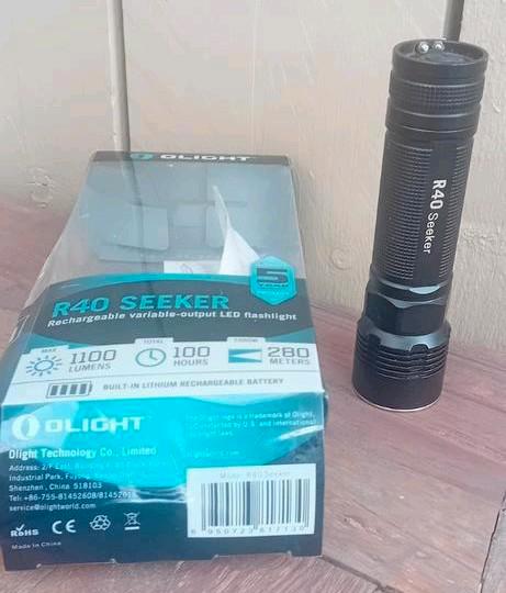 Olight R40 LED Zaklamp 1100 Lumen (oplaadbaar), Caravans en Kamperen, Zaklampen, Zo goed als nieuw, Accu, Ophalen of Verzenden