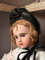 Antieke hoedje/ bonnet, Ophalen of Verzenden, Zo goed als nieuw, Pop