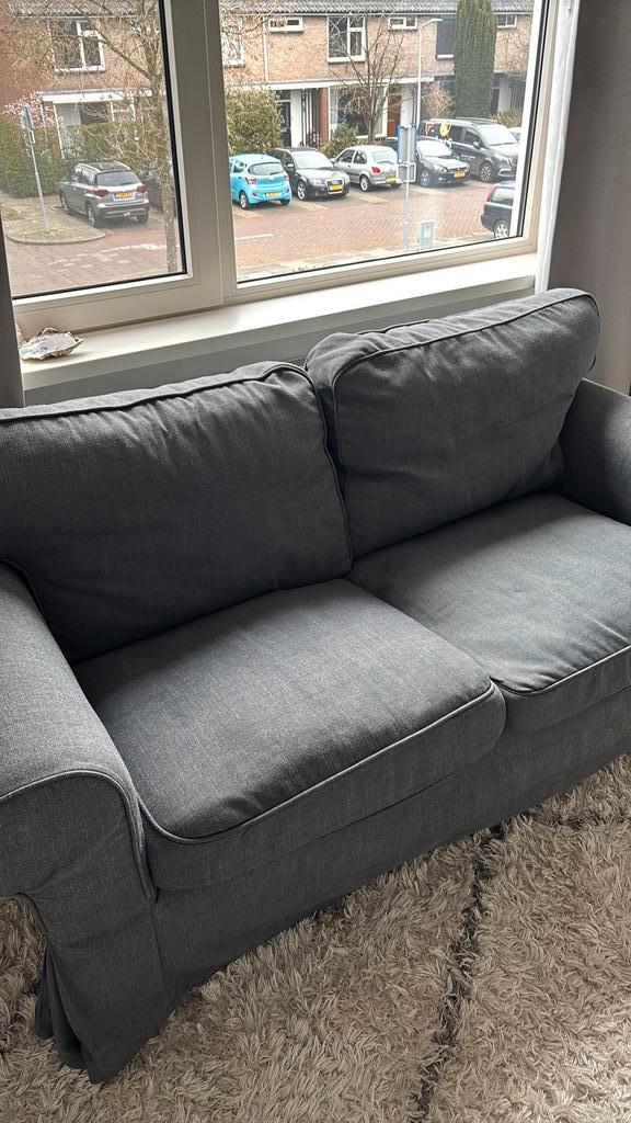 Grijze hoes ektorp 2-zits bank ikea, Huis en Inrichting, Banken | Sofa's en Chaises Longues, Zo goed als nieuw, Tweepersoons, 200 tot 250 cm