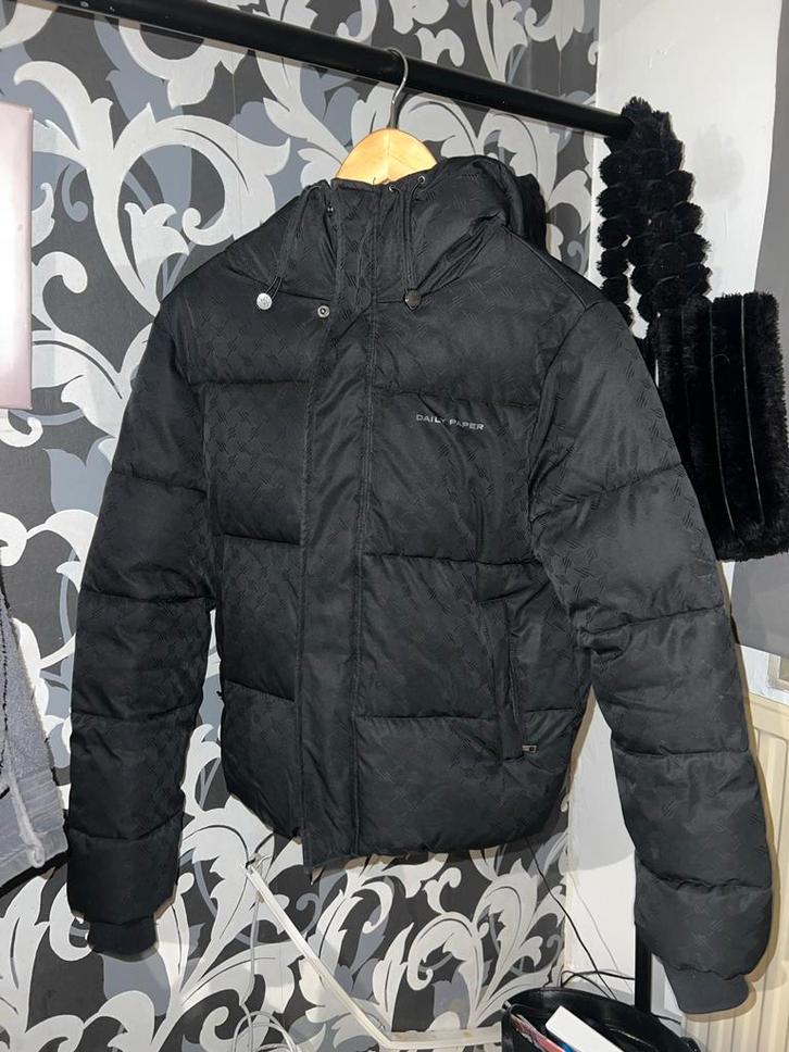 Daily Paper Puffer Jacket XS - Monogram Print, Kleding | Dames, Jassen | Winter, Zo goed als nieuw, Maat 34 (XS) of kleiner, Zwart