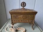 Antieke bijzondere sieradendoos met apart decor, Ophalen of Verzenden