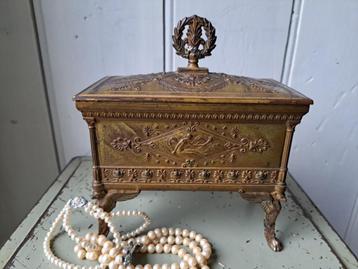 Antieke bijzondere sieradendoos met apart decor beschikbaar voor biedingen