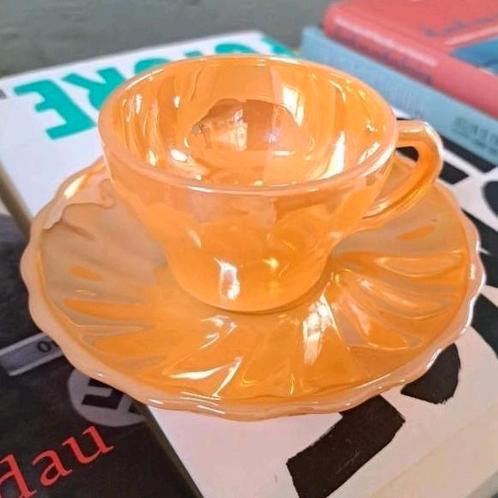 Fire King kop en schotel peach jaren vijftig, Antiek en Kunst, Antiek | Servies los, Ophalen of Verzenden