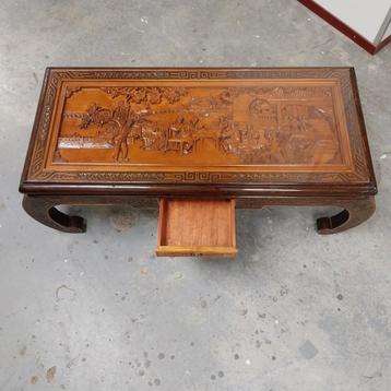 Tafel met prachtige houtsnijwerk. beschikbaar voor biedingen