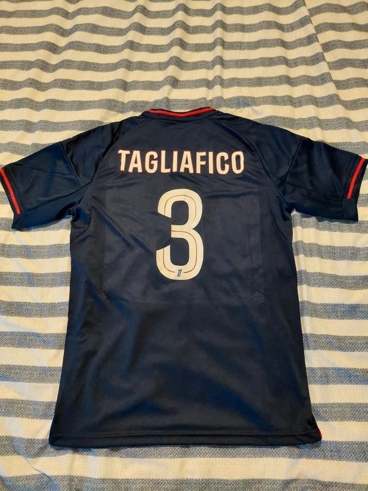 Olympique Lyon 25/26 uitshirt Tagliafico, Kleding | Heren, Sportkleding, Nieuw, Voetbal, Maat 48/50 (M), Blauw, Ophalen of Verzenden