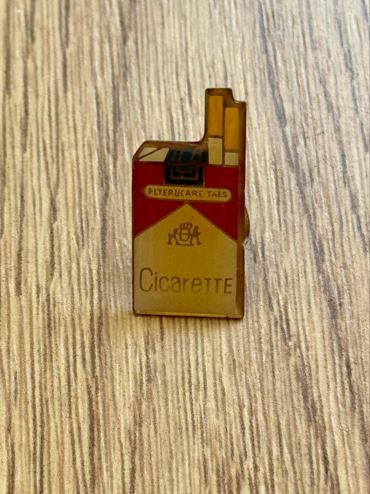 Cigarette Vintage Pin, Verzamelen, Speldjes, Pins en Buttons, Gebruikt, Speldje of Pin, Merk, Ophalen of Verzenden