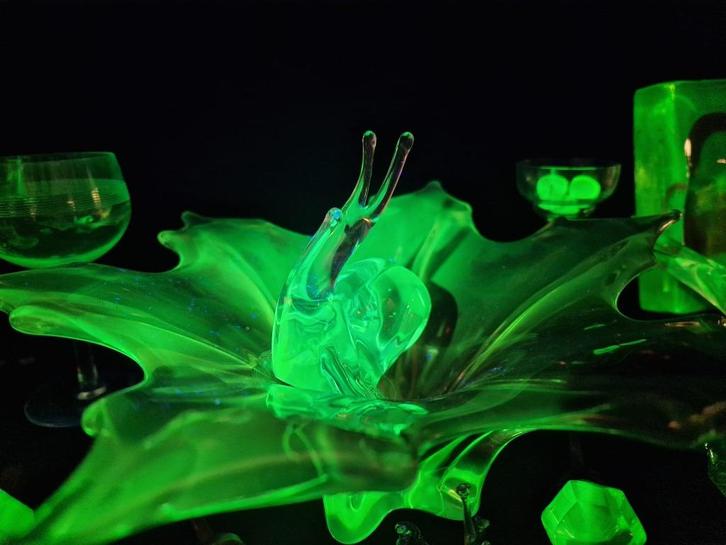 uranium slak in schaal, Antiek en Kunst, Antiek | Glas en Kristal, Ophalen of Verzenden